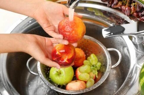 washing fruits to prevent the formation of parasites in the body